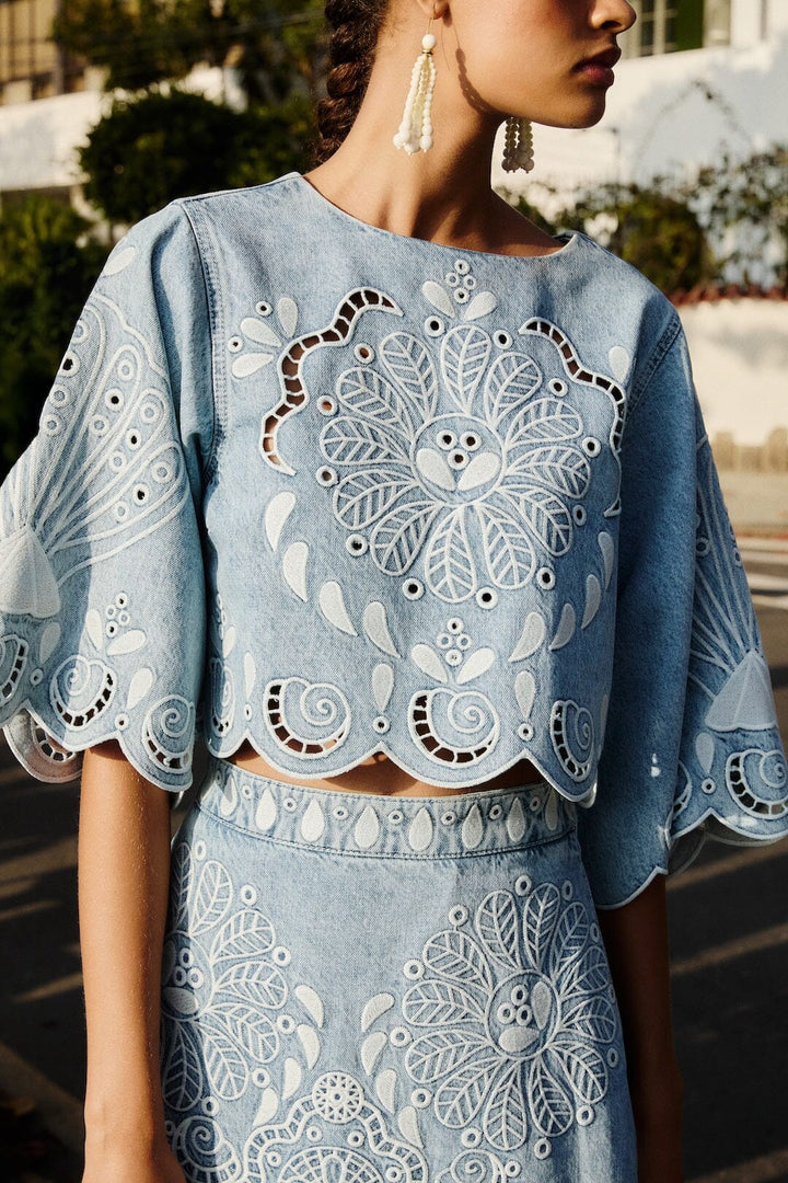 DENIM RICHELIEUX CROPPED BLOUSE