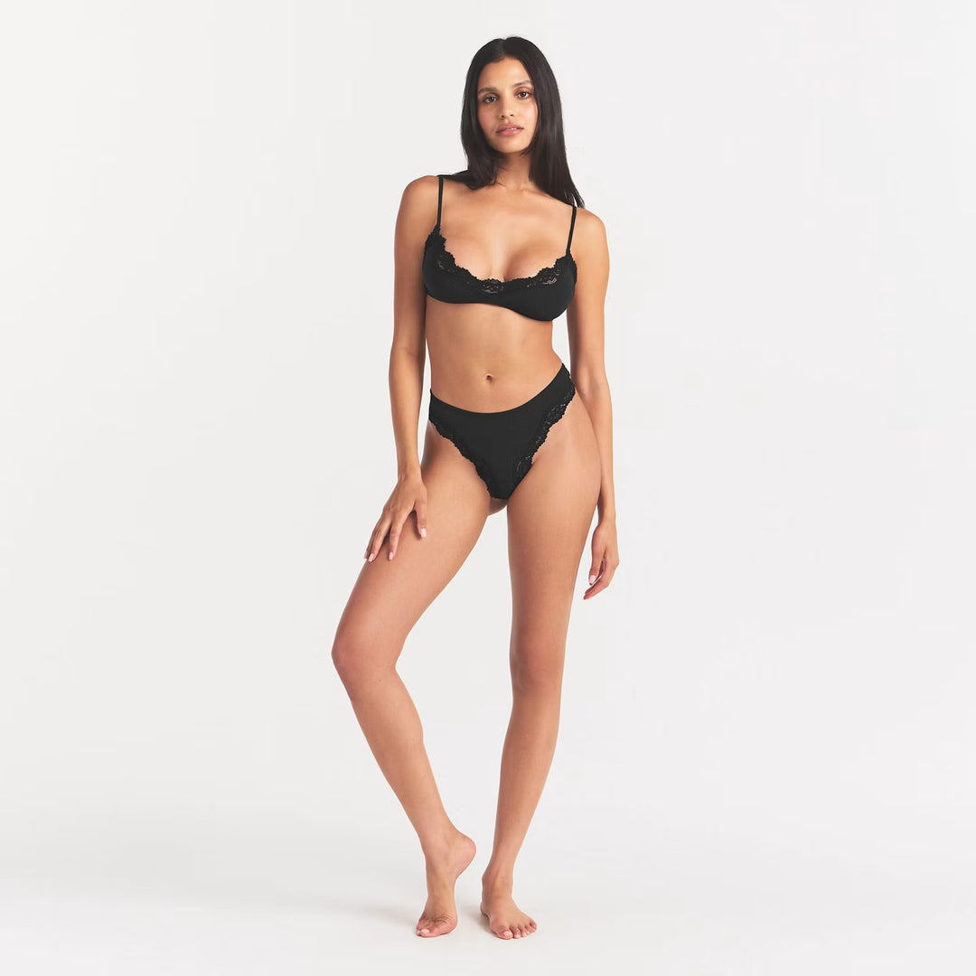 FITS EVERYBODY LACE SCOOP BRALETTE