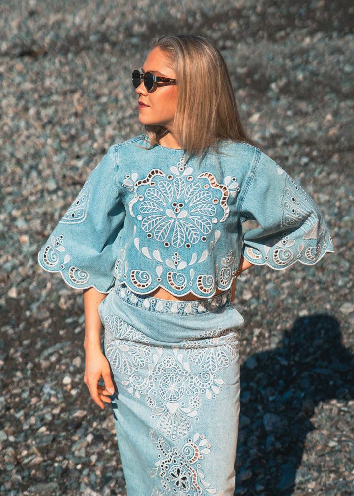 DENIM RICHELIEUX CROPPED BLOUSE