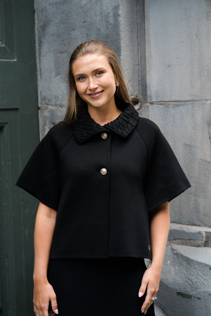 LISALOU CABLEKNIT COLLAR CAPE BLACK