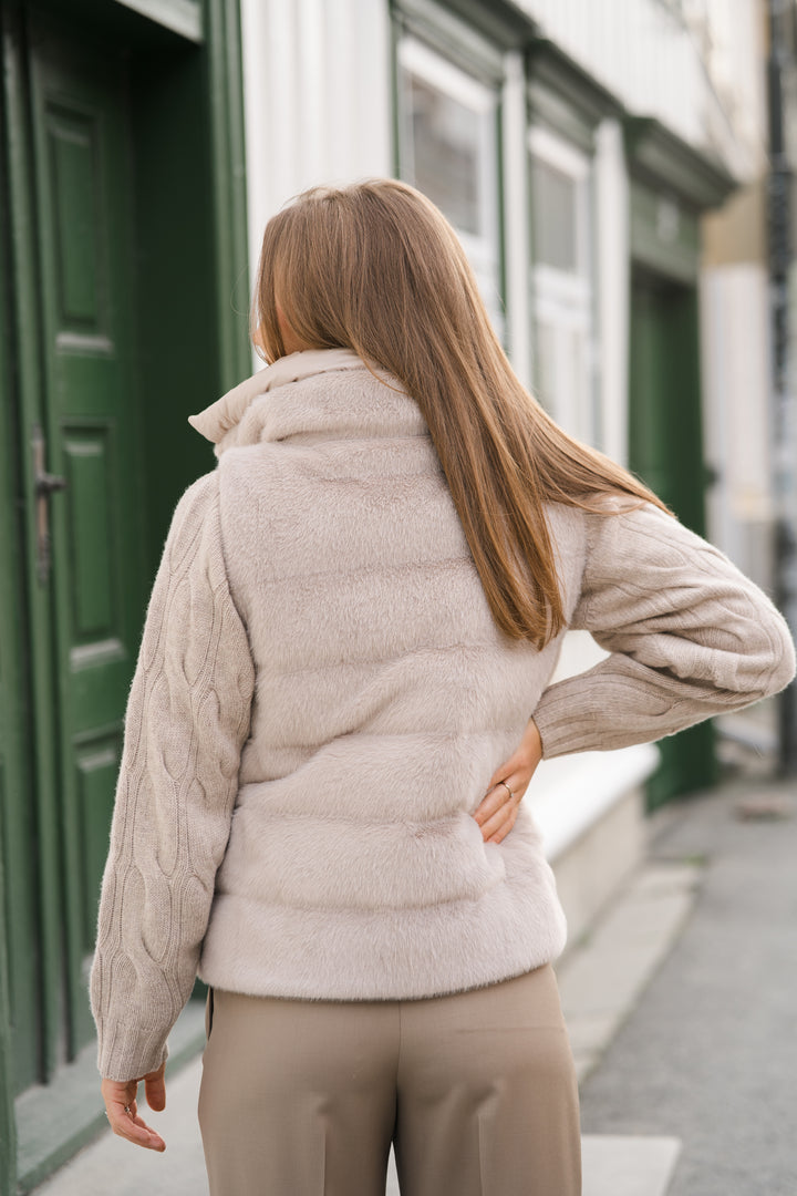 Woman's knitted Vest