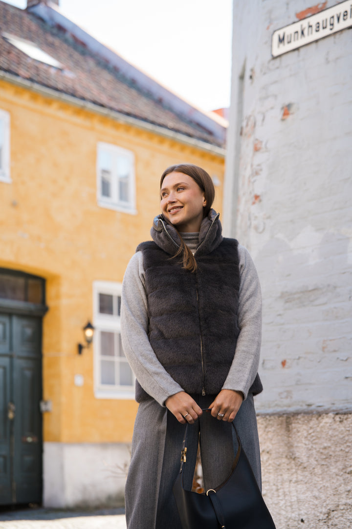 Woman's knitted Vest