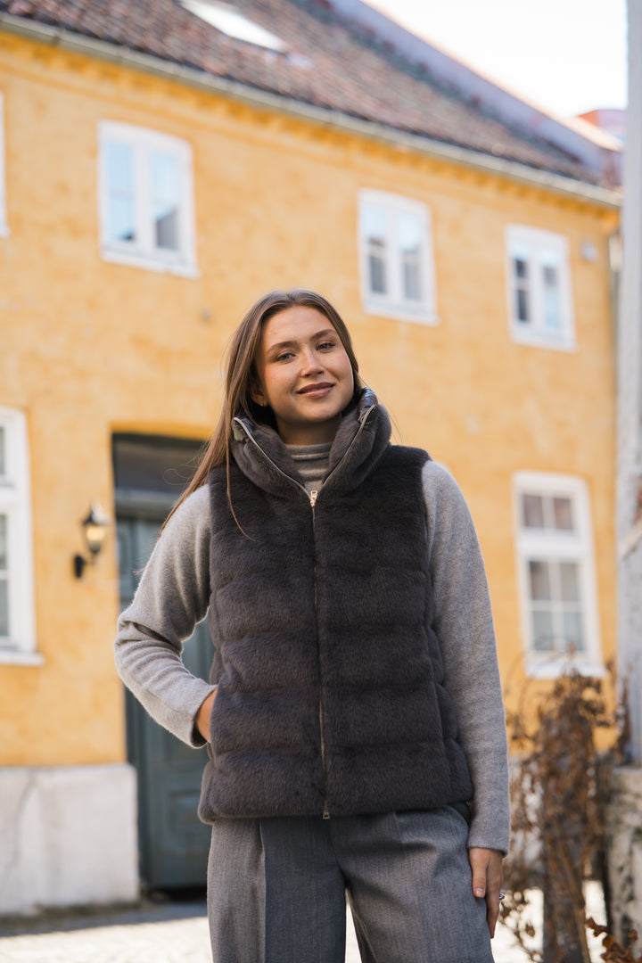 Woman's knitted Vest