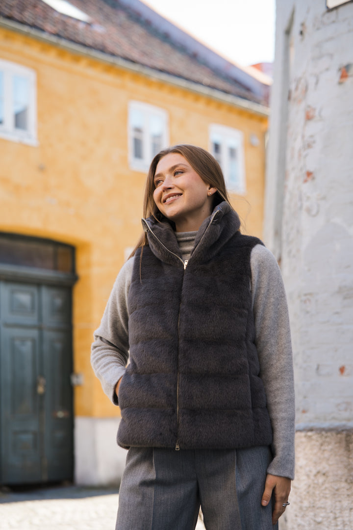 Woman's knitted Vest