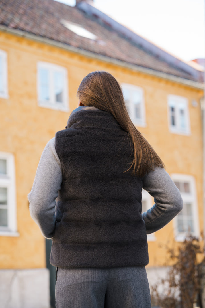 Woman's knitted Vest