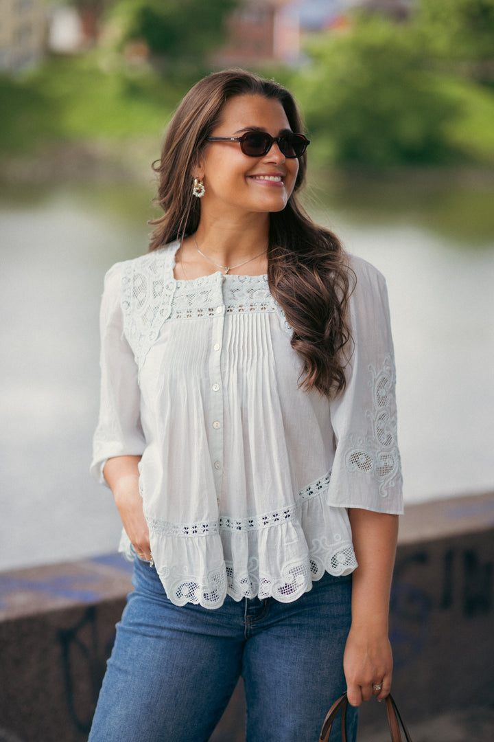 LIGHT BLUE RICHILIEU SHORT SLEEVE BLOUSE