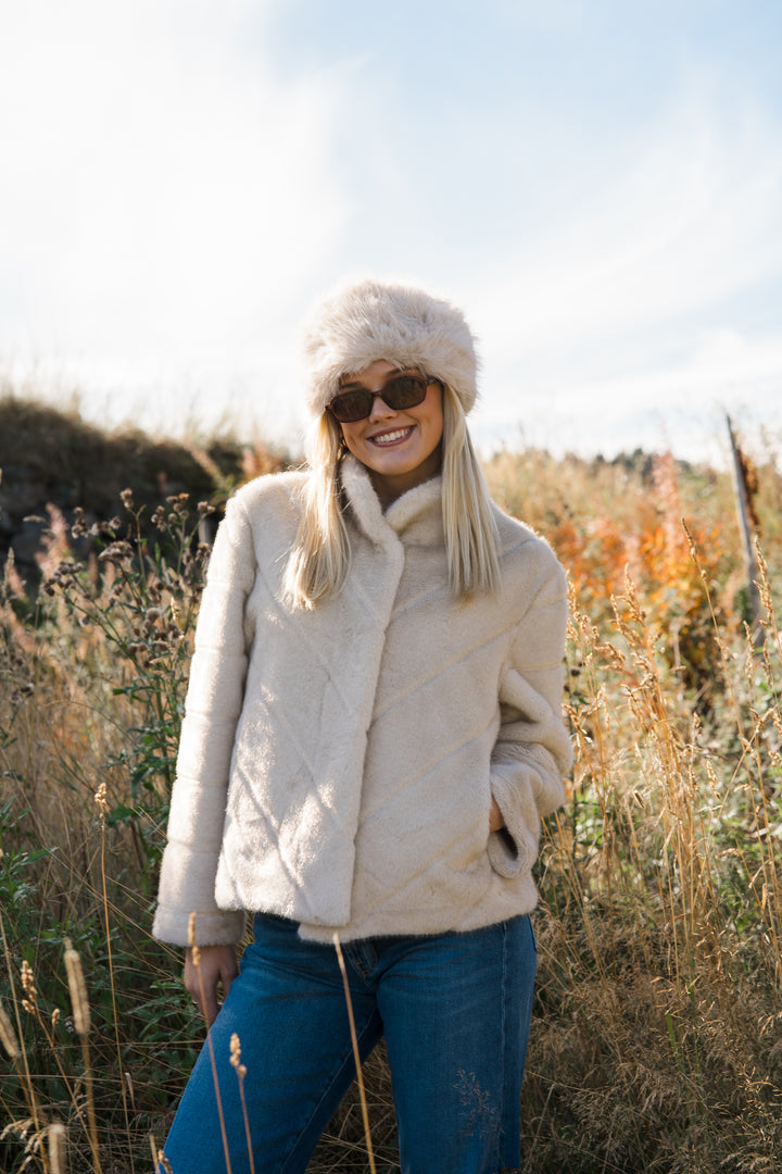 Sonja kort fuskepels jakke