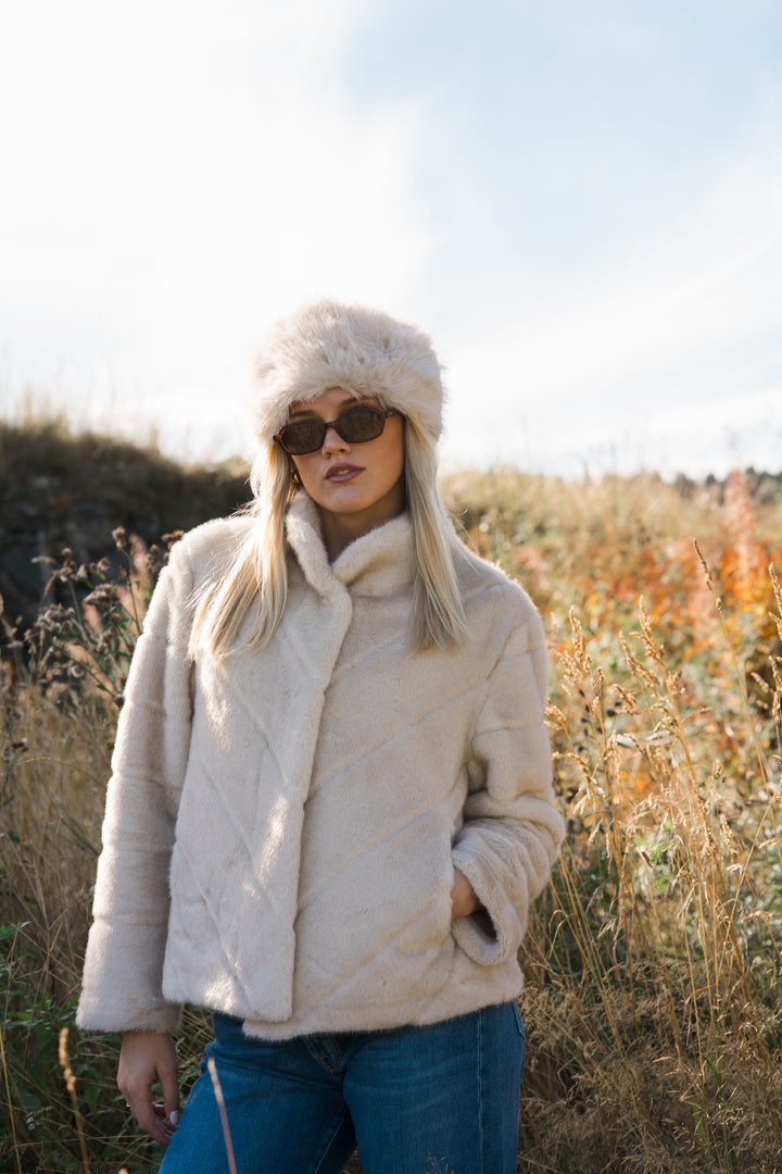 Sonja kort fuskepels jakke