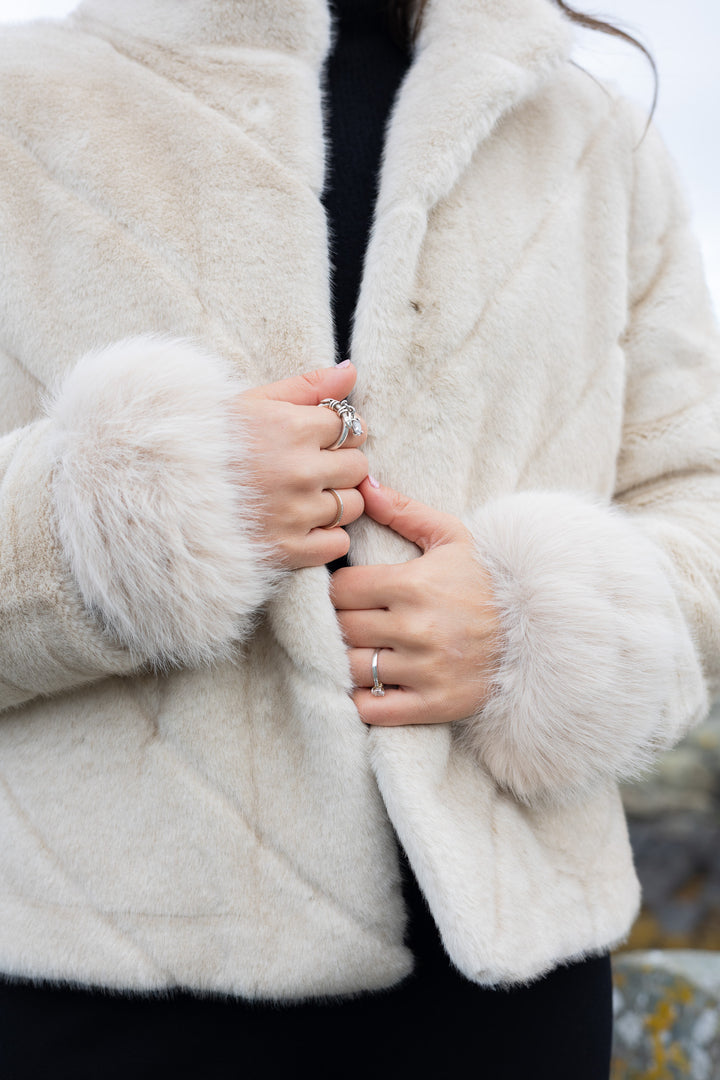 Fuskepels Arm Cuffs Lys Beige