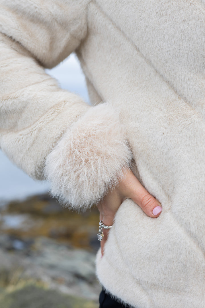 Fuskepels Arm Cuffs Lys Beige