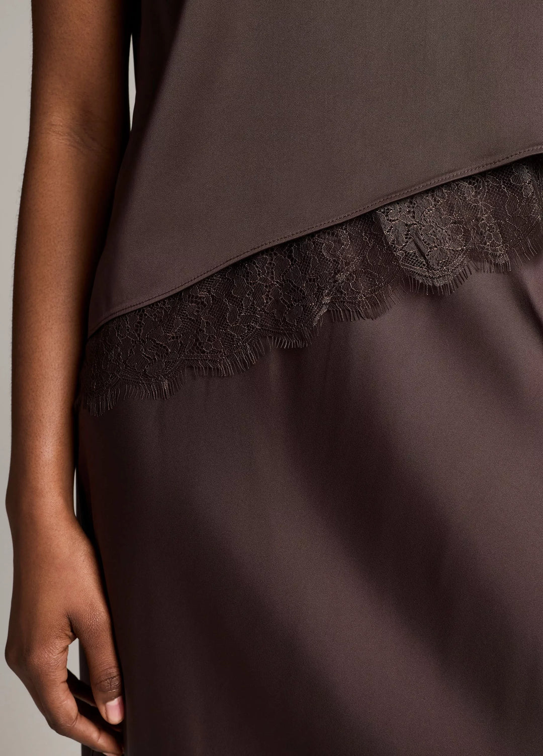 ASYMMETRIC HEM SHELL W/ LACE