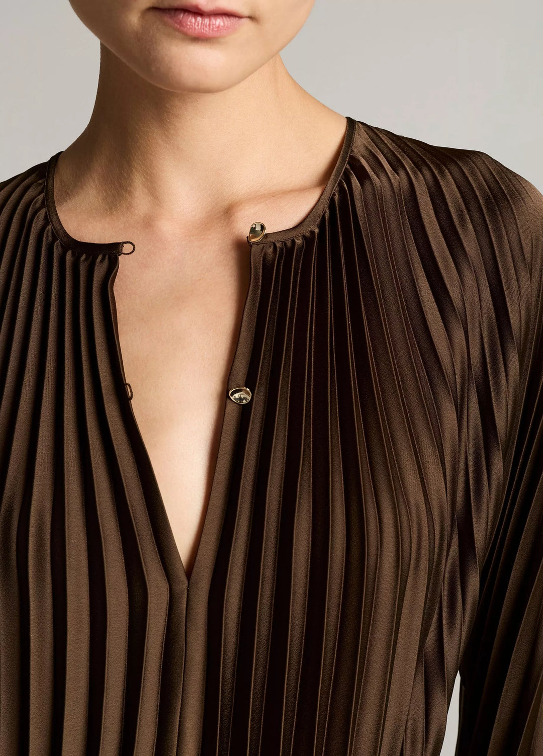 PLEATED L/S DRESS W/ CONTRAST HEM